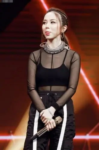 邓紫棋透视上衣放飞自我齿轮项圈沉到抬不起头