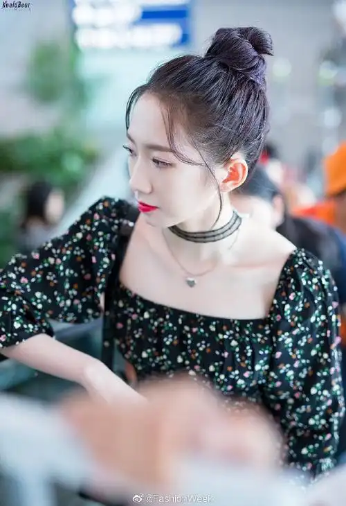 fashionweek 微博 孟美岐碎花方领连衣裙配上丸子头,硬糖女孩的夏日