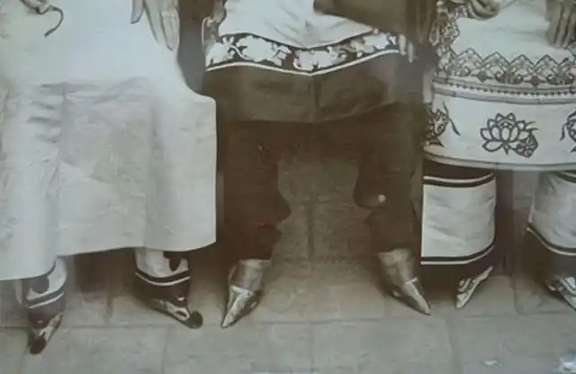 民国三寸金莲:靠小脚"嫁入豪门",洗脚痛到哭,丈夫却爱不释手