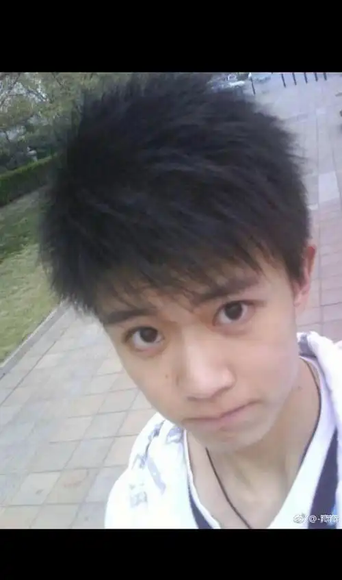 大家快来看少年时期软萌任国超(任嘉伦),真是可.