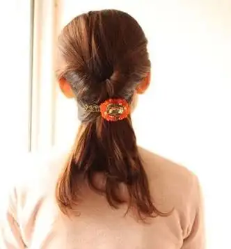 50岁女人马尾发型 简单的马尾发型扎法