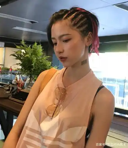 本以为诸葛大力短发够美了,直到看到她"脏辫"造型,我又可以了