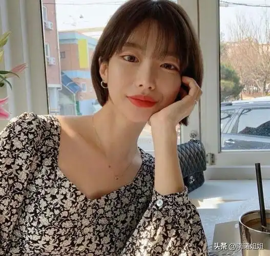 今年流行一种发型叫"过耳不过肩",洋气又减龄,圆脸也适合