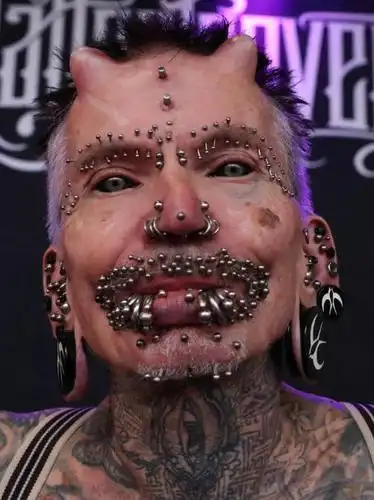 世界上穿孔最多的男人 全身共有450个穿孔_手机搜狐网