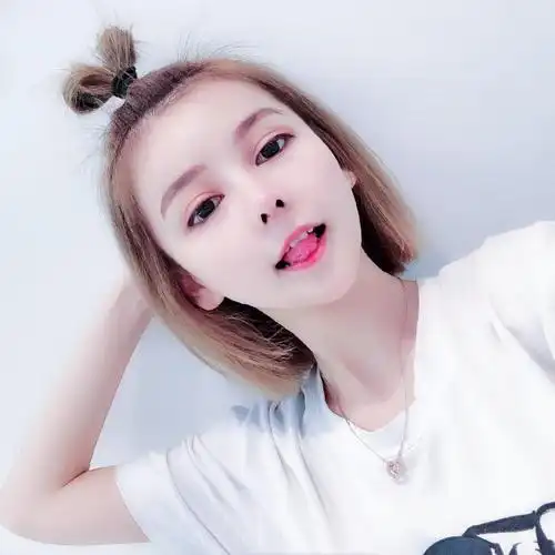 短发丸子头吐舌卖萌头像