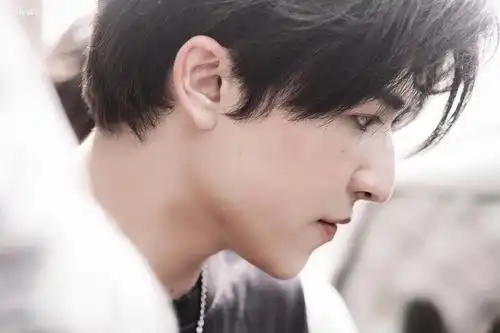 还有绝美侧脸不得不说德泰混血的眉眼真的有够深邃本人永远都爱高鼻梁