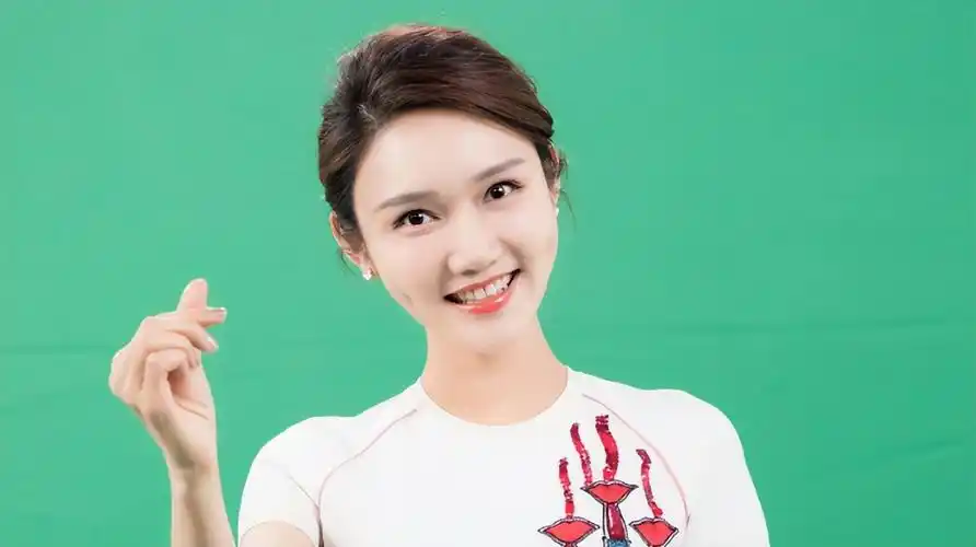 龙洋个人资料(央视主持人龙洋:被称作董卿接班人,集美貌与才华于一身