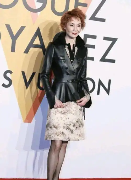 59岁张曼玉近照显老一袭红色连衣裙搭半丸子发型巨星气场依旧