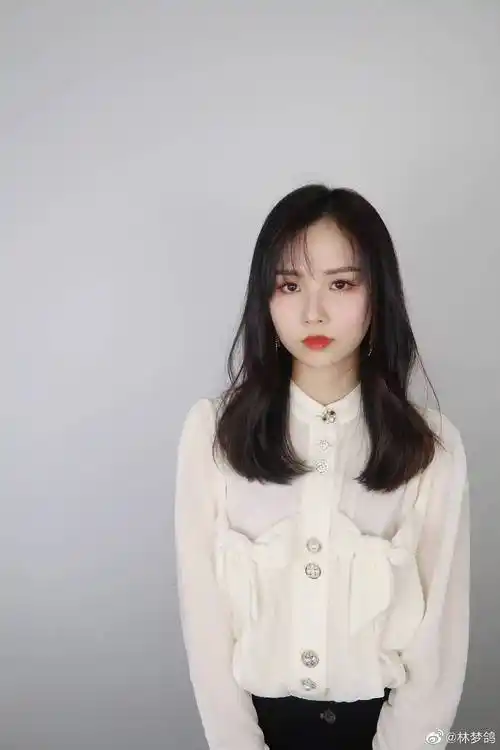 足球女主播林梦鸽换了新的发型,一位深受球迷喜爱的足球主持人_波盈