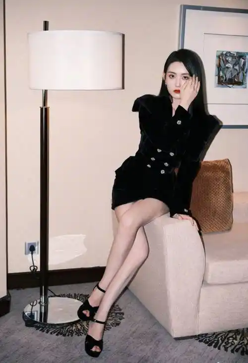 蒋依依黑色连衣裙性感美腿写真_夏天_吊带_裙子