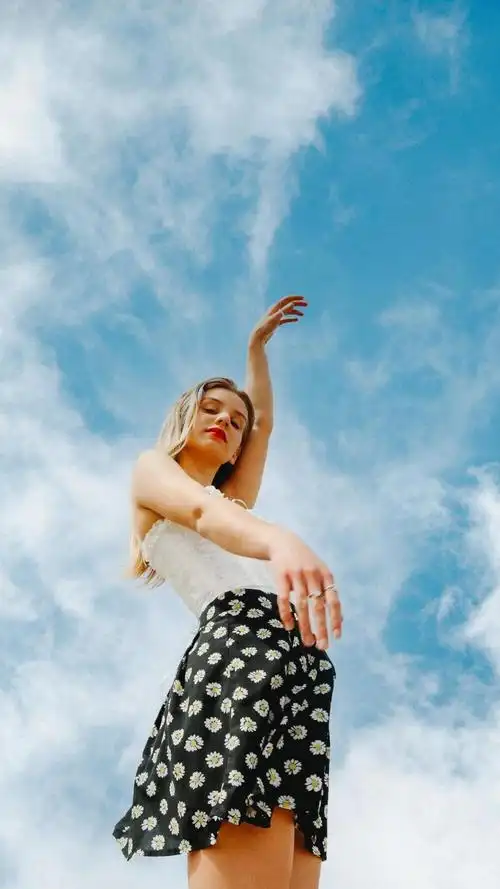 蓝天下的欧美美女,锁屏图片,手机壁纸,女性-回车桌面