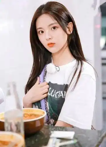 她叫杨超越,来自江苏盐城,狮子座,歌手演员,火箭少女101