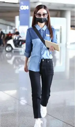 赵丽颖有"学生范",衬衫下摆掖一边进裤子,证明塞衣角真显腿长