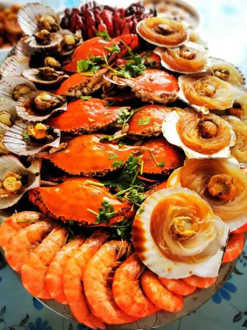 农家院里准备的丰盛的海鲜大餐