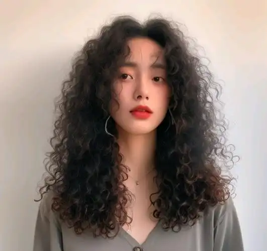 女士发型别乱整最美还是全头烫蓬松瘦脸显发量