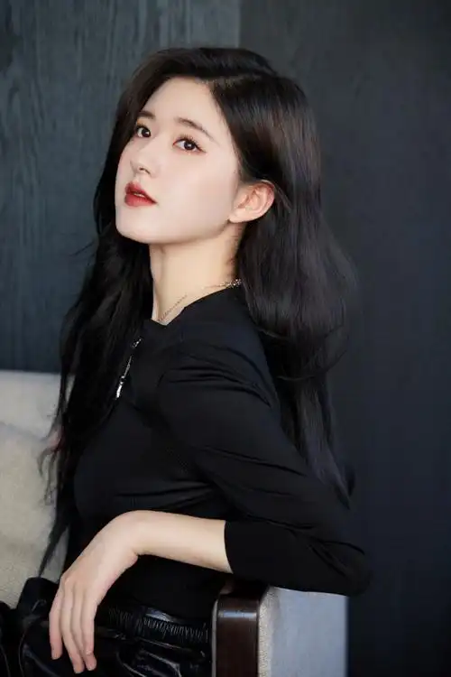 赵露思超话·#卷宗wallpaper设计大奖#纯黑look简约干练冬日酷飒小赵