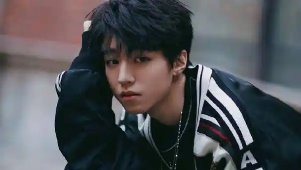 1,王俊凯这款深咖色系的头发,简单的打理成八字刘海短发,简单清爽又不