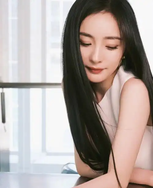 杨幂黑长直好温柔