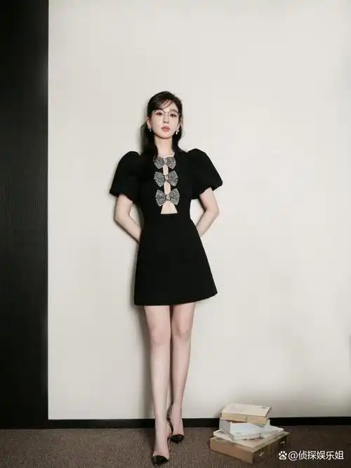 11月23日,演员杨紫在个人社交平台分享了一组泰国旅行的plog,照片里