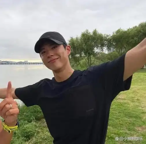 朴宝剑喜欢雨天跑步,秀出肌肉外观健硕,韩国遭受暴雨也坚持跑步