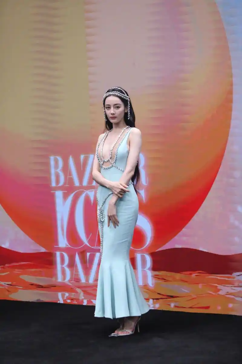 迪丽热巴时尚芭莎红毯,蓝色吊带鱼尾裙配上精致的头饰!