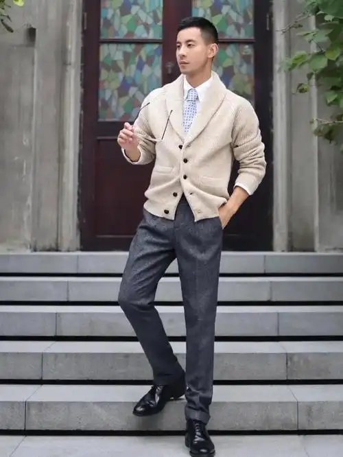 中年男人放任老态的表现:毛衣配衬衫,塞裤腰,看着油腻还没品位_时尚