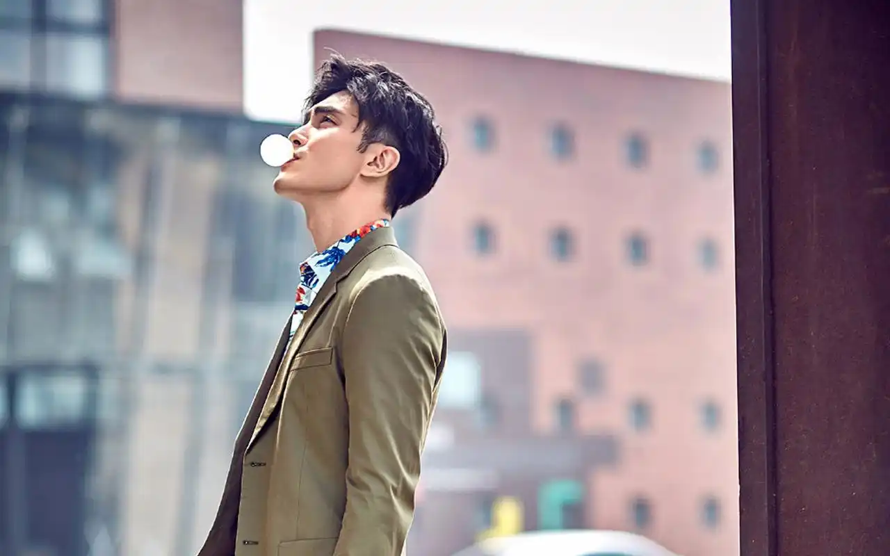 高伟光休闲帅气时尚街拍桌面壁纸