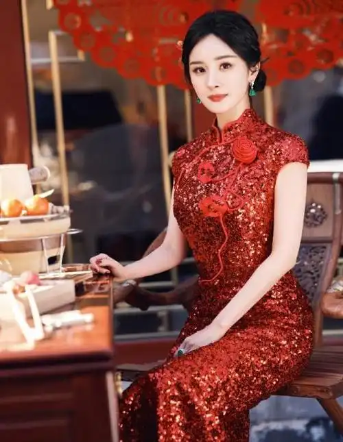 有一种妩媚叫杨幂穿旗袍!蜂腰翘臀被紧紧包裹,呈现出诱人曲线