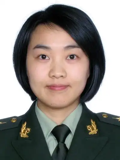 留学深造,唯有她,怀着儿时对橄榄绿的向往,在花儿一样的年龄穿上军装