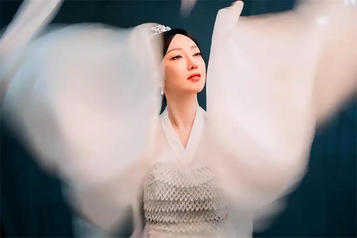 萨顶顶近照,和老公见面90分钟就闪婚,现在过上了豪门阔太的生活