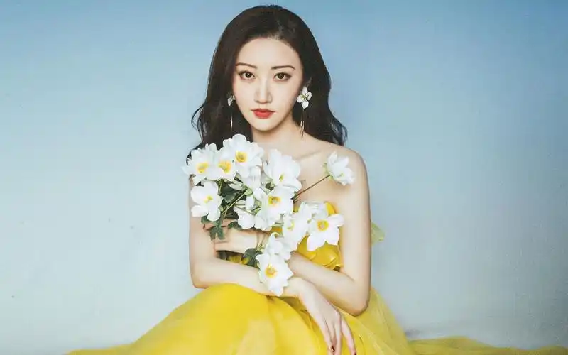 景甜黄裙仙气高清桌面壁纸