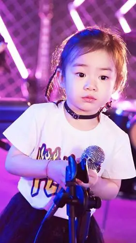 lucky现在的名字叫做李乐祺,其实她有过一个"曾用名",这是戚薇在综艺