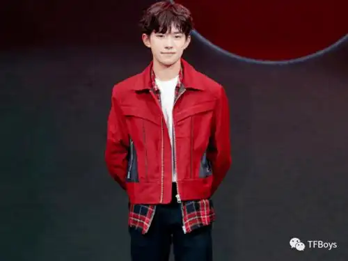 有一种"神颜"叫易烊千玺穿红衣,颜值帅出新高度,看到最后成功沦陷!了