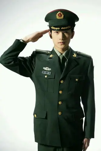 首曝硬核帅气军装定妆照显示 此次杨洋再穿军装,与十年前在军艺的军装