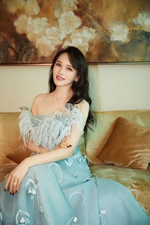 伊能静羽毛裙性感写真图片27