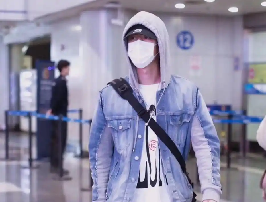 《天天向上》王一博展示奇怪裤子,在镜头前试穿,大长腿消失了