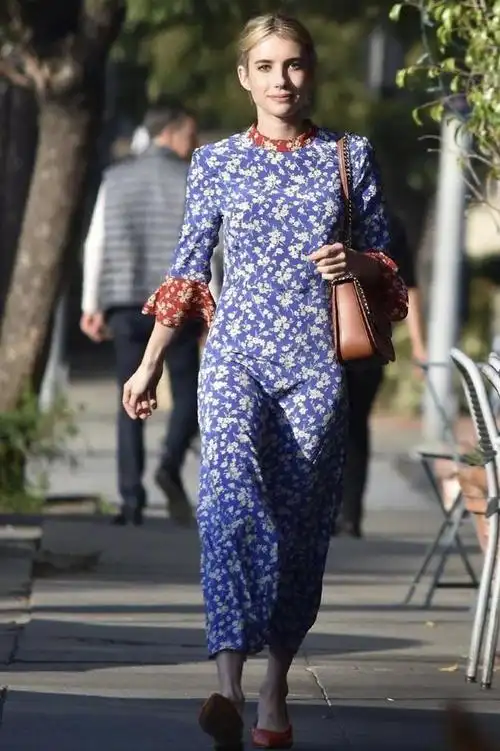 蓝色大衣配牛仔裤,太a了|显高|街拍|碎花裙|长款羽绒服_网易订阅