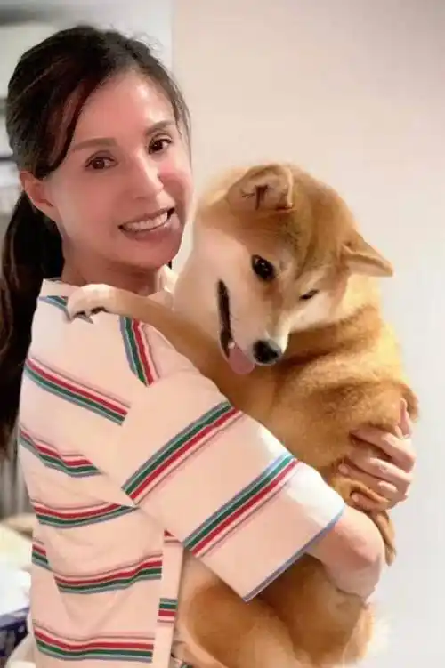 李若彤素颜与爱宠合照,可见皮肤状态非常好,即使在这么近距离的高清