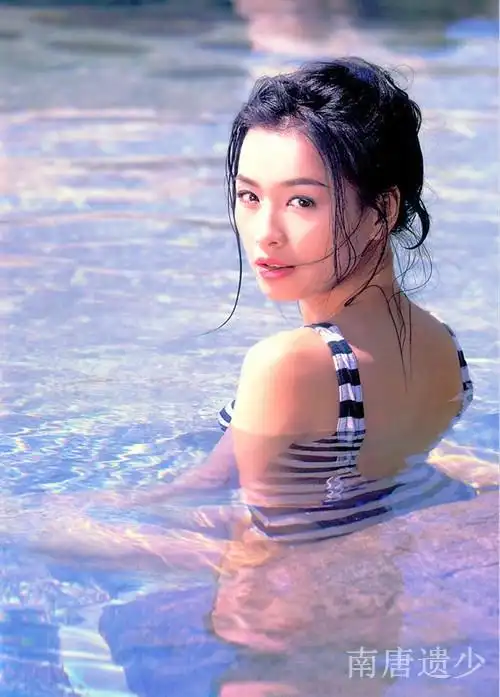 张庭性感魅惑旧照曝光包身蕾丝裙秀s曲线图6