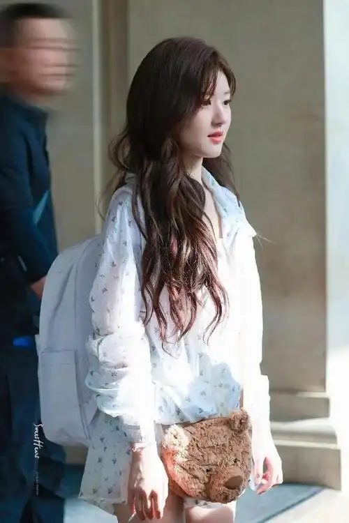 今天,给大家分享一组照片赵露思去上班,我们的赵露思是怎么样准备去