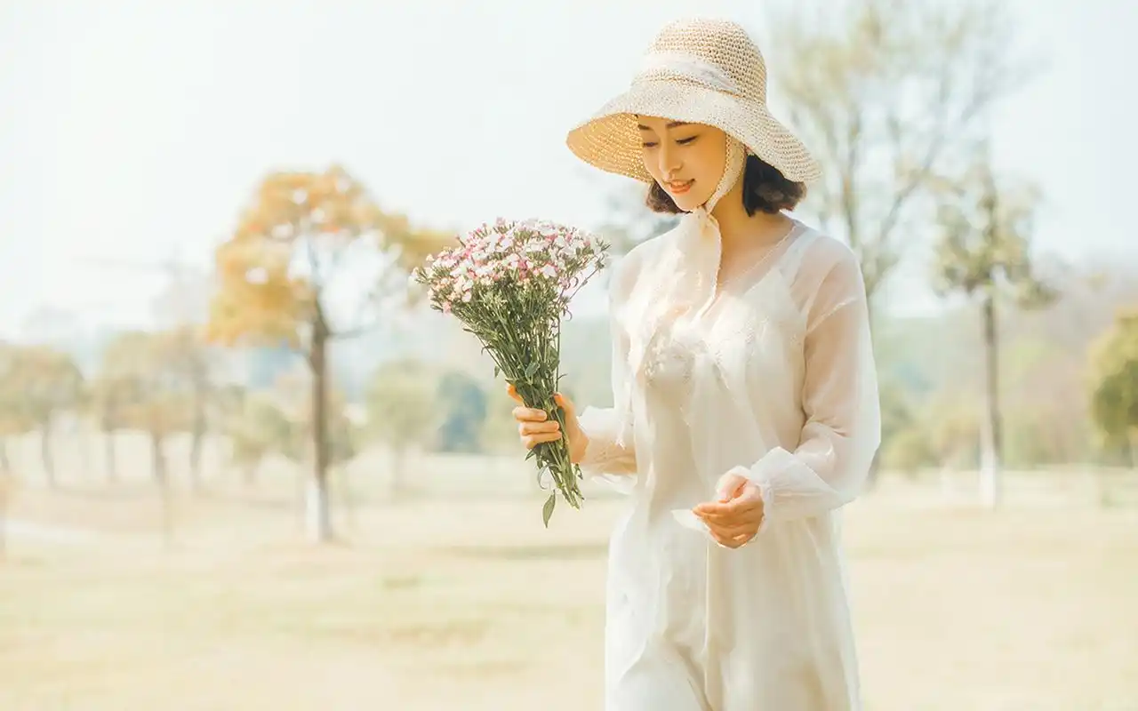 清纯草帽美女甜美户外写真高清壁纸