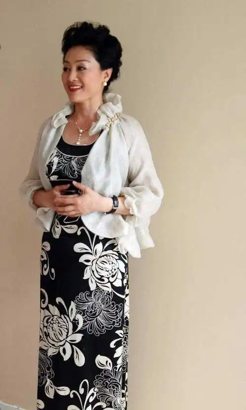 58岁王姬身材真丰满穿蓝色蕾丝连衣裙不见赘肉气质太惊艳