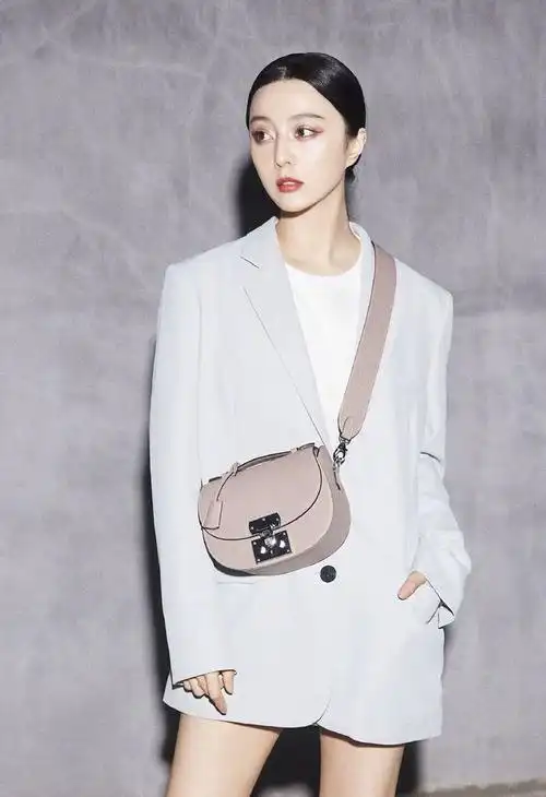 范冰冰又晒美照!穿白t搭西装玩下装失踪秀美腿,人中变长显老气