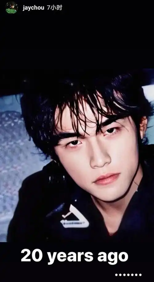 周杰伦出道20周年晒青涩旧照,清新俊逸,网友调侃:我就说我是颜粉_手机