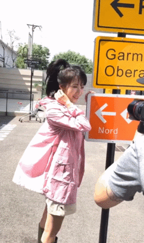 李念镜头前摆拍助理在旁打光画面引爆笑