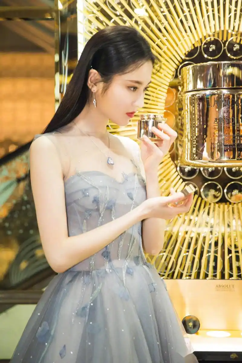 张慧雯身着雾蓝色波光碎金纱裙现身北京活动,笑容灵动元气满满,实名