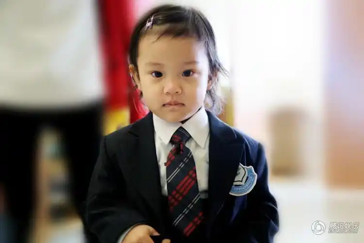 甜馨穿校服照曝光 嘟嘴卖萌乖巧可爱