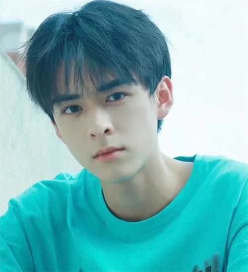 男生韩式微分碎盖,这款发型基本洗完吹干,用夹板或者浅烫下摩根都可.