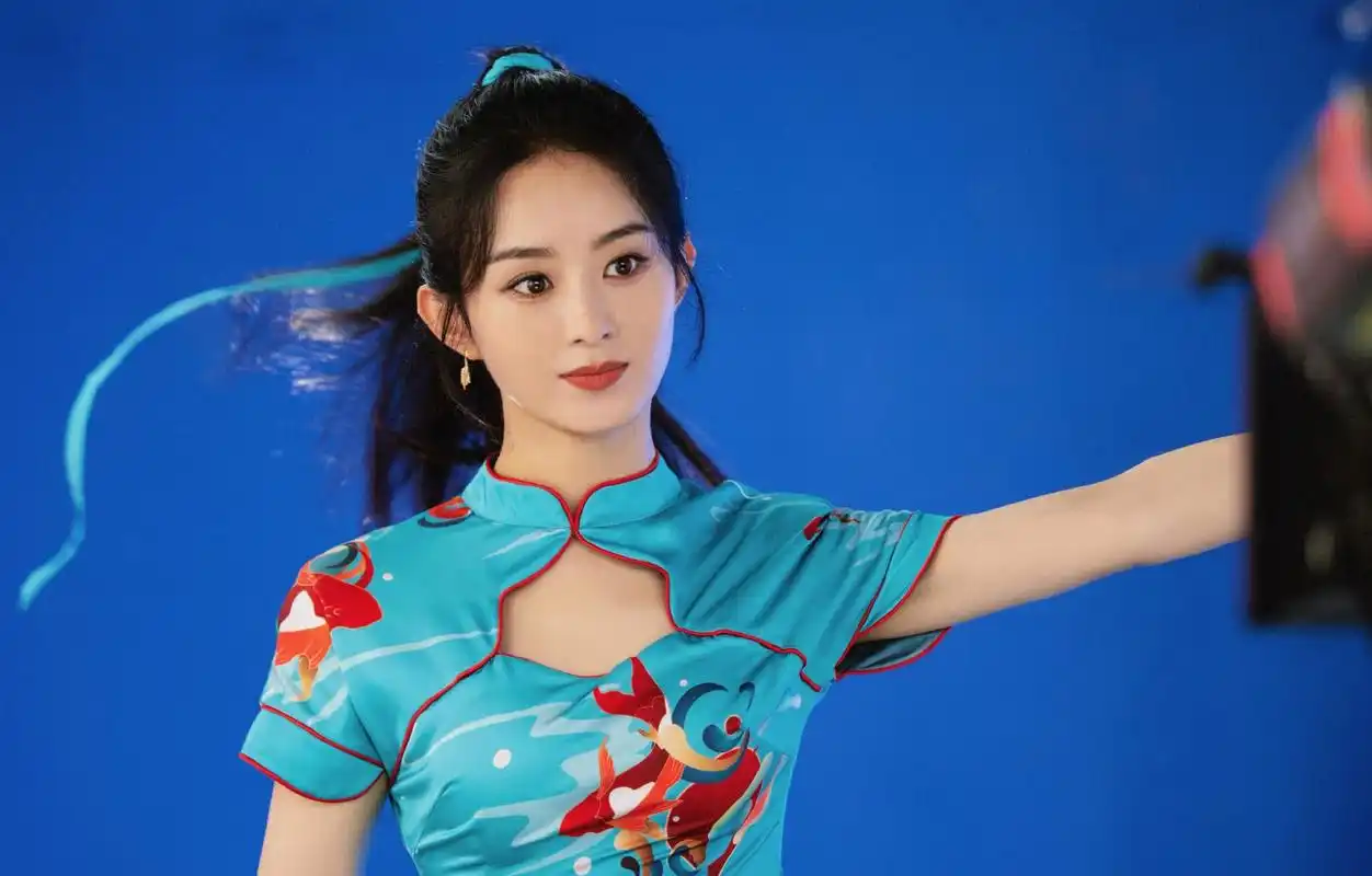 赵丽颖高马尾旗袍造型大片#   赵丽颖高马尾旗袍造型大,蓝色国风旗袍