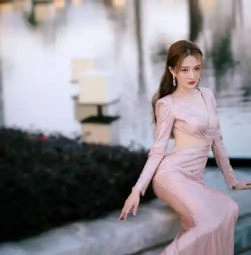 徐璐吊带裙写真,性感精致,甜美可爱,美丽迷人_身材_造型_白色